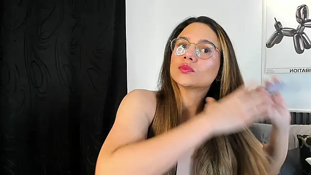 Snapshot of Cloe_Bonne chatting on November 2025 09:38:02 PM Cloe Bonne online show from November 2025 09:38:02 PM