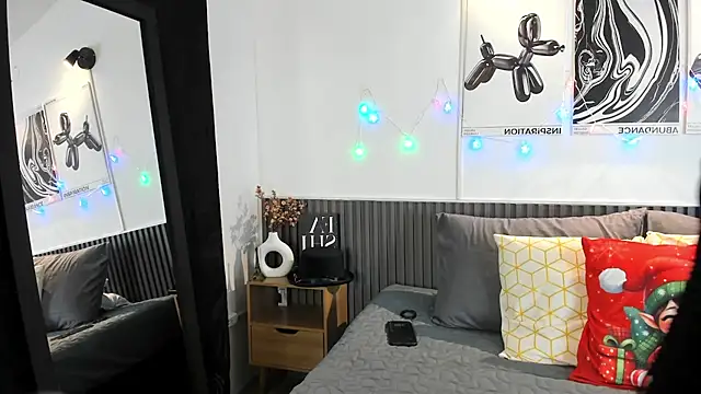 Snapshot of Cloe_Bonne chatting on December 2025 08:59:02 PM Cloe Bonne online show from December 2025 08:59:02 PM