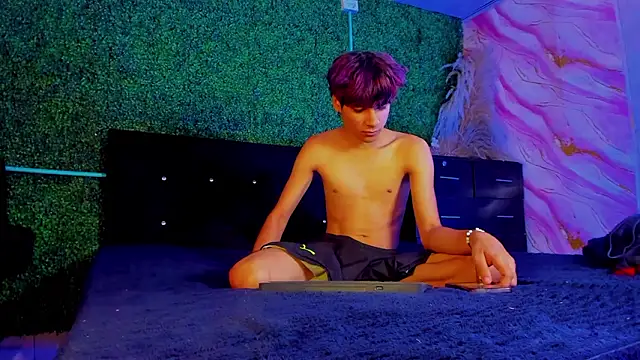 Leo Glow online show from February 2026 01:07:02 PM