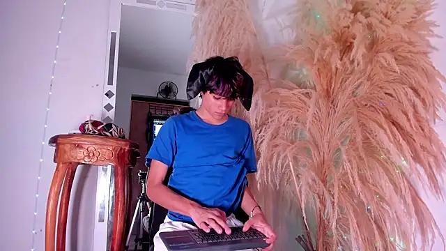 Leo Glow online show from March 2026 11:22:02 PM