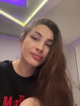 Snapshot of Muna_Luu chatting on October 2025 10:11:02 PM Muna Luu online show from October 2025 10:11:02 PM