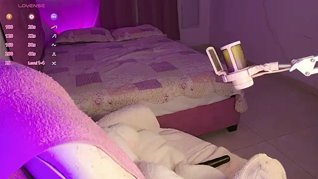 Snapshot of EmillieX chatting on November 2025 11:03:01 PM EmillieX online show from November 2025 11:03:01 PM