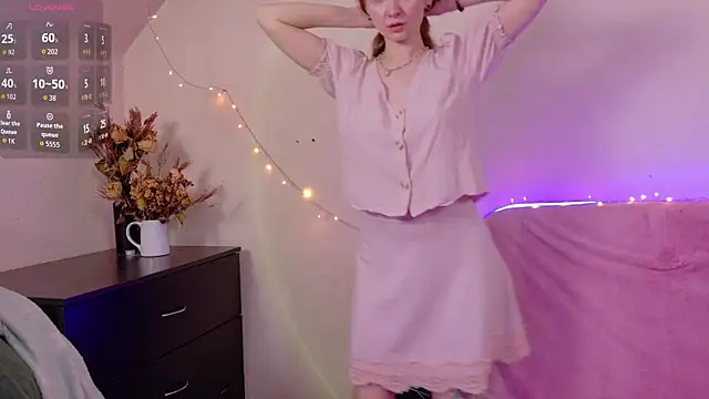 Snapshot of TinyMuse_ chatting on November 2025 11:43:02 AM TinyMuse online show from November 2025 11:43:02 AM