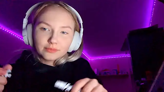 KarinRobertson online show from November 2025 04:08:02 PM