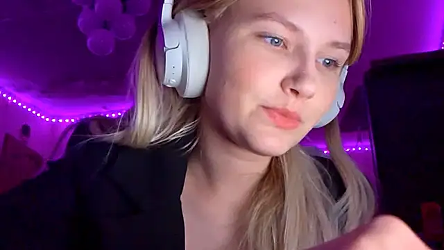 KarinRobertson online show from December 2025 06:35:02 PM