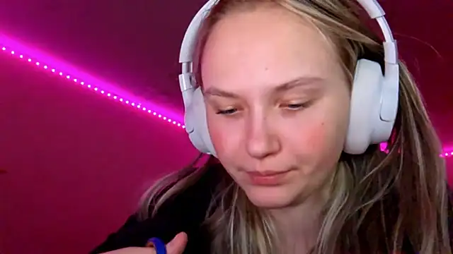 KarinRobertson online show from December 2025 05:20:01 PM