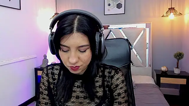 zoe-moreau online show from April 2026 07:19:02 PM