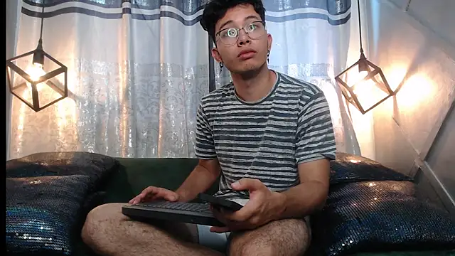 Snapshot of alexy_re chatting on November 2025 05:35:02 PM alexy re online show from November 2025 05:35:02 PM