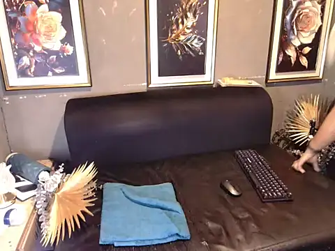 Snapshot of Slipperyebony chatting on November 2025 06:58:01 AM Slipperyebony online show from November 2025 06:58:01 AM