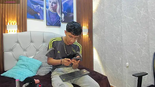 Snapshot of Elian_Julian chatting on November 2025 11:43:02 PM Elian Julian online show from November 2025 11:43:02 PM