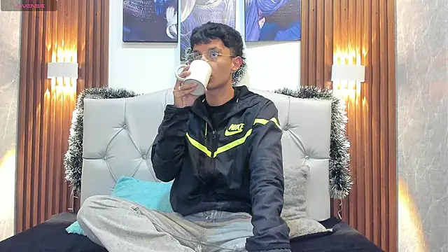 Snapshot of Elian_Julian chatting on November 2025 07:46:02 PM Elian Julian online show from November 2025 07:46:02 PM