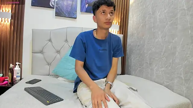 Snapshot of Elian_Julian chatting on December 2025 11:21:01 PM Elian Julian online show from December 2025 11:21:01 PM