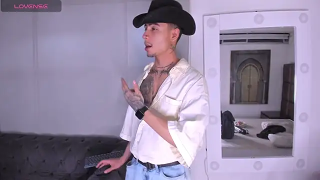 PiperrCry online show from November 2025 04:01:02 AM