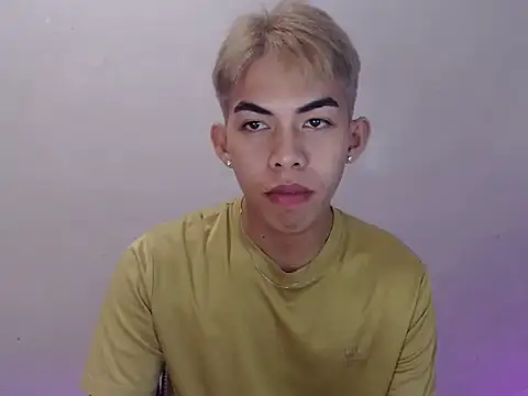 Snapshot of Urhotsilverboy chatting on May 2026 04:23:02 PM Urhotsilverboy online show from May 2026 04:23:02 PM