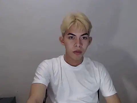 Snapshot of Urhotsilverboy chatting on May 2026 04:23:02 PM Urhotsilverboy online show from May 2026 04:23:02 PM