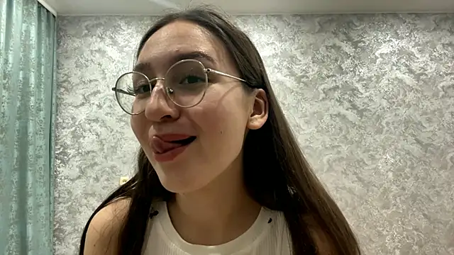 Snapshot of SofiYong chatting on November 2025 01:06:01 PM SofiYong online show from November 2025 01:06:01 PM