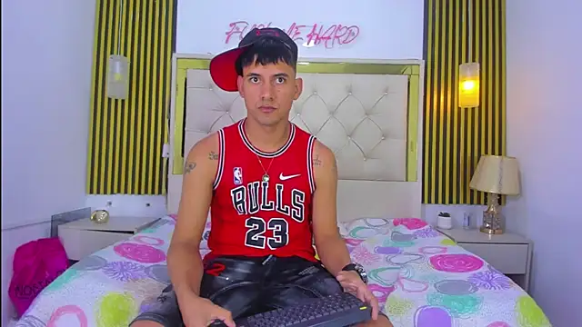 KEVIN MCKINLEY online show from November 2025 01:37:01 AM