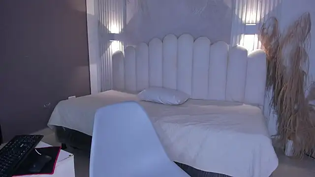 Nicky  21 online show from November 2025 06:52:02 PM