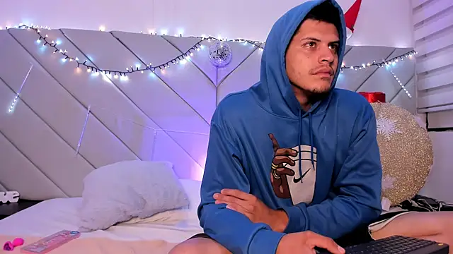 Snapshot of jov_and_thomas chatting on November 2025 08:04:01 AM jov and thomas online show from November 2025 08:04:01 AM