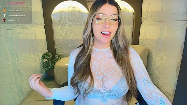 Snapshot of isabella__r chatting on June 2026 12:43:02 AM isabella r online show from June 2026 12:43:02 AM