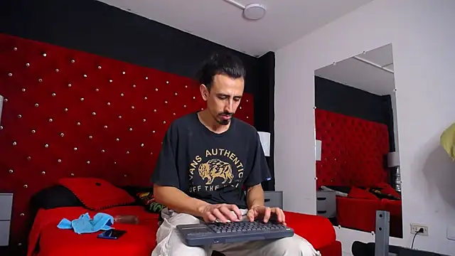 Magnar Royal online show from November 2025 08:33:02 PM