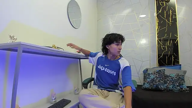 Zoro V online show from November 2025 07:14:01 PM