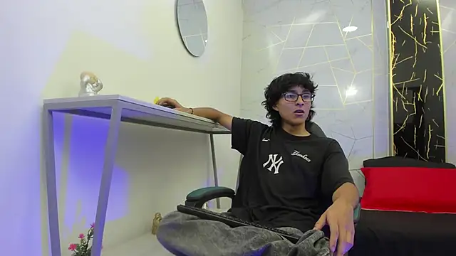 Zoro V online show from November 2025 07:27:01 PM