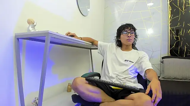 Zoro V online show from November 2025 07:50:02 PM