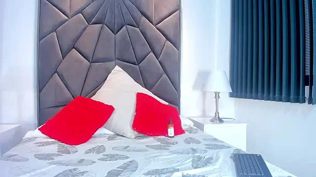 Bella Rousee  online show from November 2025 04:01:02 AM