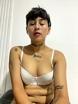 Miia Hoot online show from November 2025 08:42:01 PM