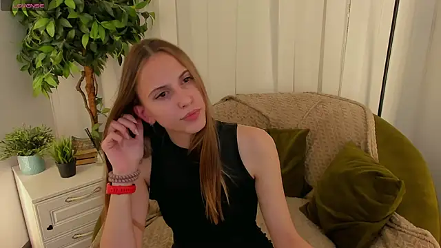 AriaBe11 online show from November 2025 01:33:02 PM