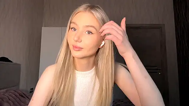 Snapshot of MoonlitCrystalia chatting on November 2025 12:11:02 PM MoonlitCrystalia online show from November 2025 12:11:02 PM