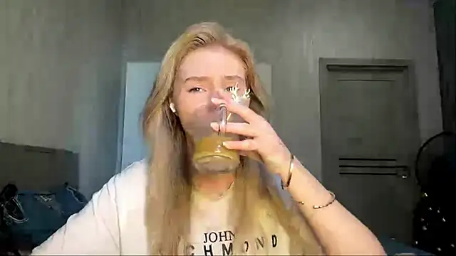 Snapshot of MoonlitCrystalia chatting on June 2026 11:22:02 AM MoonlitCrystalia online show from June 2026 11:22:02 AM