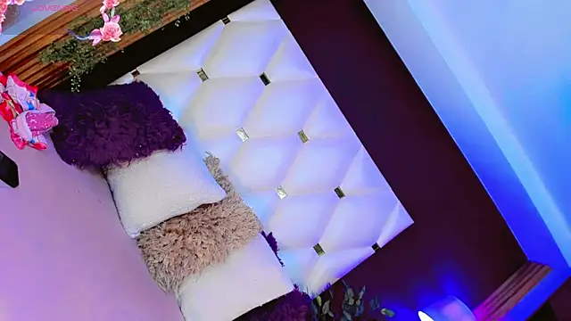 AnnaRouseQueen online show from April 2026 07:56:01 PM