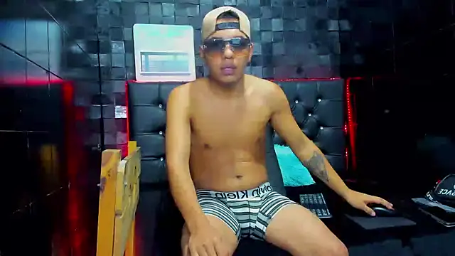 Snapshot of antonycres chatting on November 2025 12:33:01 PM antonycres online show from November 2025 12:33:01 PM