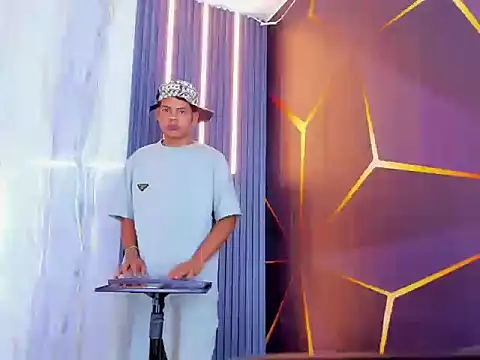 Tommy bigcock19 online show from November 2025 06:19:02 PM