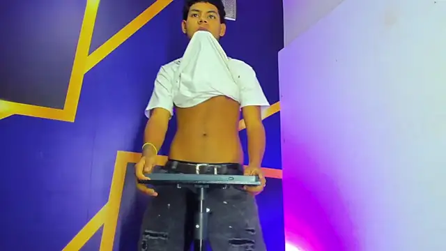 Tommy bigcock19 online show from November 2025 07:45:02 PM