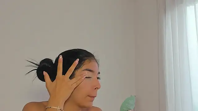 Snapshot of lunnarosse chatting on November 2025 01:11:02 PM lunnarosse online show from November 2025 01:11:02 PM