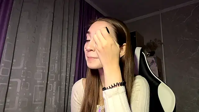 Snapshot of HollyPaw chatting on November 2025 06:40:02 PM HollyPaw online show from November 2025 06:40:02 PM