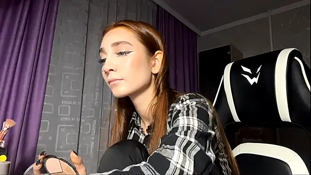 Snapshot of HollyPaw chatting on November 2025 06:06:02 PM HollyPaw online show from November 2025 06:06:02 PM