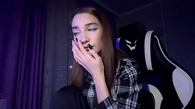 Snapshot of HollyPaw chatting on November 2025 08:43:01 PM HollyPaw online show from November 2025 08:43:01 PM