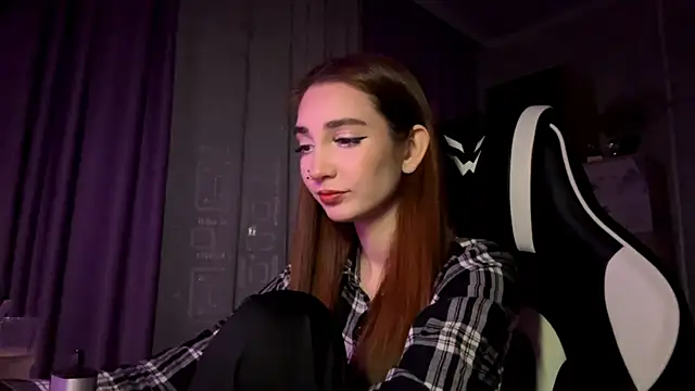 Snapshot of HollyPaw chatting on November 2025 06:56:02 PM HollyPaw online show from November 2025 06:56:02 PM