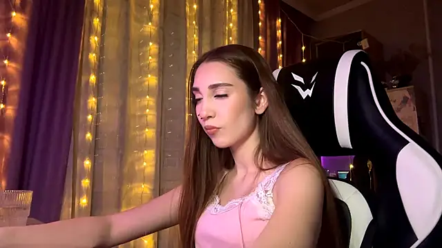 HollyPaw online show from December 2025 08:05:02 PM