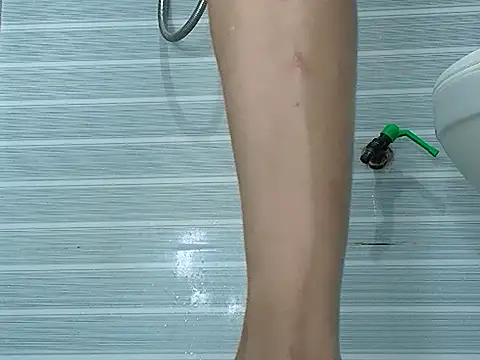 Snapshot of Tiny-122 chatting on April 2026 11:48:02 AM Tiny-122 online show from April 2026 11:48:02 AM