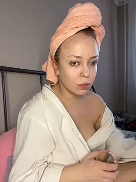 MilaHester online show from November 2025 11:10:02 AM