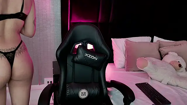 Snapshot of EllaEvanz chatting on November 2025 07:37:02 PM EllaEvanz online show from November 2025 07:37:02 PM