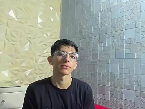 Snapshot of ElanGiraldo chatting on February 2026 11:43:02 PM ElanGiraldo online show from February 2026 11:43:02 PM