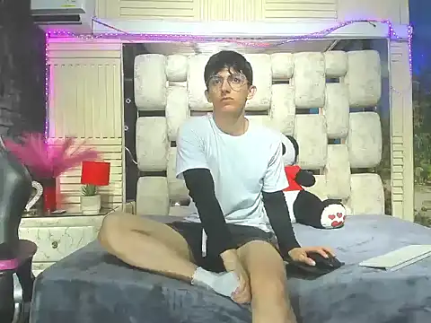 Snapshot of ElanGiraldo chatting on March 2026 11:44:01 PM ElanGiraldo online show from March 2026 11:44:01 PM