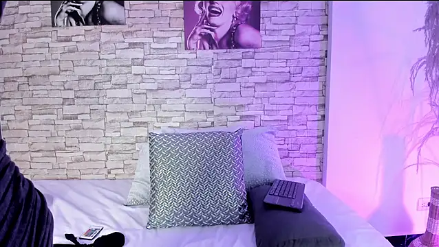 sofiaalarson online show from February 2026 01:50:01 AM