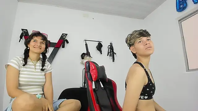 Lily and Lina online show from November 2025 12:07:01 PM